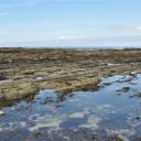 Zicht op de zee tijdens het lopen over het pad naar het eiland