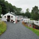 Zicht op het complex van de Edradour whisky destilleerderij