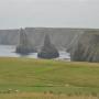 De Duncansby Stacks nabij John O'Groats, twee vreemde rotsen in de zee